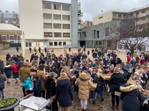 Traditionnelle distribution de pains aux chocolats